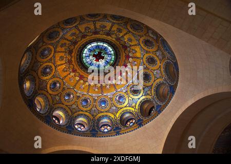 Dettaglio architettonico dell'interno della cupola della chiesa di Lourdes in Francia Foto Stock