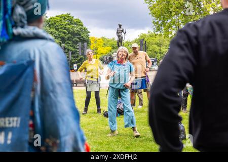 Londra, Regno Unito. 22 GIU, 2024. I membri della band dei "Rhythm Rebels" e altri gruppi musicali si riuniscono per una jam session mentre The Restore Nature Now march ha iniziato a formarsi prima di partire per la sua marcia attraverso il centro di Londra, culminando a Parliment Square. Credito Milo Chandler/Alamy Live News Foto Stock