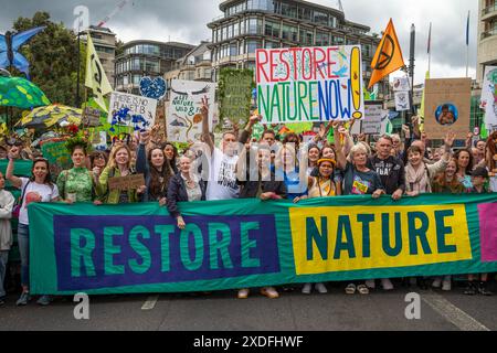 Le celebrità Chris Packham, Emma Thomson, Dave Vince e Caroline Lucas davanti al The Restore Nature Now March for Environmental Protection. Le organizzazioni presenti includevano RSPB, WWF, National Trust, Extinction Rebellion e altri. Foto Stock