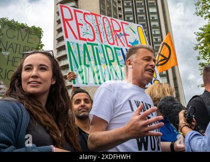 Attivista ambientale, naturalista e celebrità Chris Packham al Restore Nature Now march for Environmental Protection. Le organizzazioni presenti includevano RSPB, WWF, National Trust, Extinction Rebellion e altri. Foto Stock