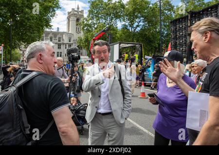 Londra, Regno Unito. 22 giugno 2024. Diversi gruppi ambientalisti si riuniscono per la marcia e la manifestazione di Restore Nature Now. L'attivista Feargal Sharkey punta a Dale Vince in Parliament Square. Crediti: James Willoughby/Alamy Live News Foto Stock