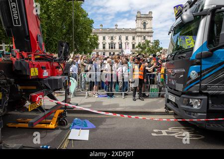 Londra, Regno Unito. 22 giugno 2024. Diversi gruppi ambientalisti si riuniscono per la marcia e la manifestazione di Restore Nature Now. Uno steward si trova di fronte alla folla ascoltando i discorsi di celebrità e attivisti. Crediti: James Willoughby/Alamy Live News Foto Stock