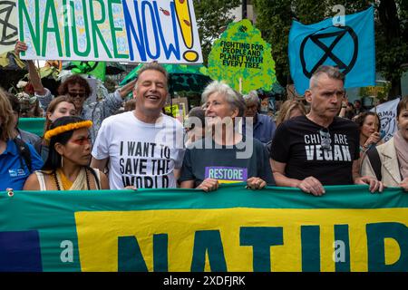 Le celebrità Chris Packham, Emma Thomson e Dave Vince davanti al The Restore Nature ora marciano per la protezione ambientale. Le organizzazioni presenti includevano RSPB, WWF, National Trust, Extinction Rebellion e altri. Foto Stock