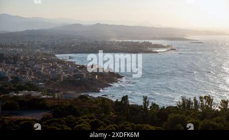 Grecia. Isola di Creta, vista panoramica di Chania e del Mar Egeo dalla collina di Akrotiri e dalle tombe di Venizelos Foto Stock