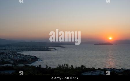 Grecia. Isola di Creta, vista panoramica del tramonto sulla città di Chania e sul mare Egeo dalla collina di Akrotiri e dalle tombe di Venizelos Foto Stock