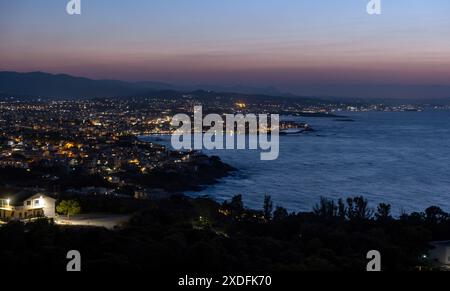 Grecia. Isola di Creta, vista panoramica della città di Chania e del mare Egeo dalla collina di Akrotiri e delle tombe di Venizelos di notte Foto Stock