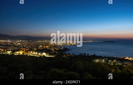 Grecia. Isola di Creta, vista panoramica della città di Chania e del mare Egeo dalla collina di Akrotiri e delle tombe di Venizelos di notte Foto Stock