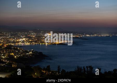 Grecia. Isola di Creta, vista panoramica della città di Chania e del mare Egeo dalla collina di Akrotiri e delle tombe di Venizelos di notte Foto Stock