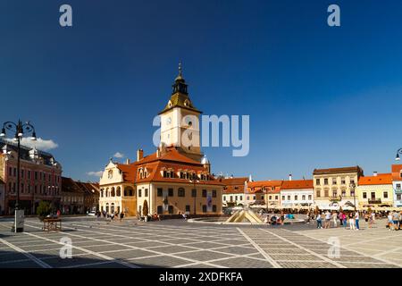 Brasov, Romania - 26 agosto 2022: Piazza del Consiglio, Piata Sfatului, con il Museo di storia della contea di Brasov, l'ex sede del Consiglio, in The hist Foto Stock
