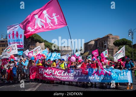 Roma, Italia. 22 giugno 2024. I sostenitori del movimento "pro-vita e famiglia" si riuniscono a Roma per partecipare all'evento nazionale "scegliamo la vita", contro l'aborto e l'eutanasia. "Simply Human" legge lo striscione. (Credit Image: © Marco di Gianvito/ZUMA Press Wire) SOLO PER USO EDITORIALE! Non per USO commerciale! Foto Stock