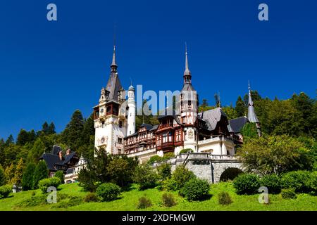 Il castello di Peles circondato da splendidi parchi nella città di Sinaia, Transilvania, Carpazi, Romania, tempo estivo, giorno luminoso e soleggiato wi Foto Stock