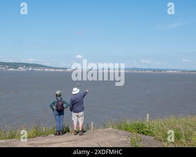 Giugno 2024 - coppia matura che gode della vista del Weston super Mare da Brean Down, Somerset, Inghilterra, Regno Unito. Foto Stock