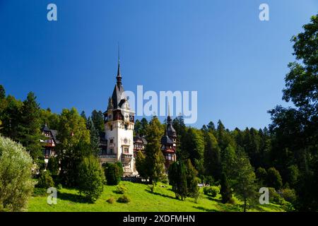 Il castello di Peles circondato da splendidi parchi nella città di Sinaia, Transilvania, Carpazi, Romania, tempo estivo, giorno luminoso e soleggiato wi Foto Stock