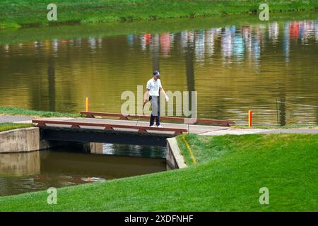 Cromwell, Connecticut, Stati Uniti. 22 giugno 2024. Jordan Spieth (USA) attraversa il ponte sulla 16ma buca durante il terzo round del 2024 Travelers Championship a TPC River Highlands. (Credit Image: © Debby Wong/ZUMA Press Wire) SOLO PER USO EDITORIALE! Non per USO commerciale! Foto Stock