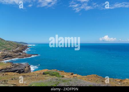 Una vista mozzafiato dell'oceano da una scogliera in una bella giornata di sole Foto Stock