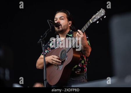 Randale und Freunde - Das Querbeat-Festival, 22.06.2024 Milky Chance Sänger Clemens Rehbein -- Zum dritten mal feiert die Köln/Bonner Brass-Party-Band Querbeat AM 22.6.2024 in der Rheinaue a Bonn ihr eigenes Festival. MIT dabei sind in diesem Jahr Dilla, Sirene di Lesbo, Ennio, Roy bianco & Die Abbrunzati Boys, Milky Chance und Querbeat. Moderiert wird die Veranstaltung von Jeannine Michaelsen. // Randale und Freunde, Rheinaue Bonn, 22.6.2024 Bonn Rheinaue Nordrhein-Westfalen Deutschland *** Randale und Freunde The Querbeat Festival, 22 06 2024 il cantante di Milky Chance Clemens Rehbein per il thi Foto Stock