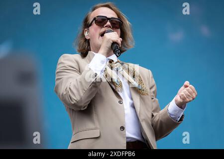 Randale und Freunde - Das Querbeat-Festival, 22.06.2024 Italo-Schlager mit Roy bianco -- Zum dritten mal feiert die Köln/Bonner Brass-Party-Band Querbeat AM 22.6.2024 in der Rheinaue a Bonn ihr eigenes Festival. MIT dabei sind in diesem Jahr Dilla, Sirene di Lesbo, Ennio, Roy bianco & Die Abbrunzati Boys, Milky Chance und Querbeat. Moderiert wird die Veranstaltung von Jeannine Michaelsen. // Randale und Freunde, Rheinaue Bonn, 22.6.2024 Bonn Rheinaue Nordrhein-Westfalen Deutschland *** Randale und Freunde The Querbeat Festival, 22 06 2024 Italo Schlager con Roy bianco per la terza volta, th Foto Stock