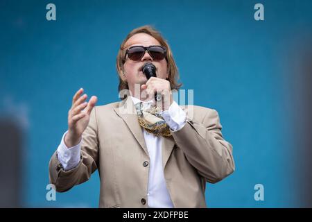 Randale und Freunde - Das Querbeat-Festival, 22.06.2024 Italo-Schlager mit Roy bianco -- Zum dritten mal feiert die Köln/Bonner Brass-Party-Band Querbeat AM 22.6.2024 in der Rheinaue a Bonn ihr eigenes Festival. MIT dabei sind in diesem Jahr Dilla, Sirene di Lesbo, Ennio, Roy bianco & Die Abbrunzati Boys, Milky Chance und Querbeat. Moderiert wird die Veranstaltung von Jeannine Michaelsen. // Randale und Freunde, Rheinaue Bonn, 22.6.2024 Bonn Rheinaue Nordrhein-Westfalen Deutschland *** Randale und Freunde The Querbeat Festival, 22 06 2024 Italo Schlager con Roy bianco per la terza volta, th Foto Stock