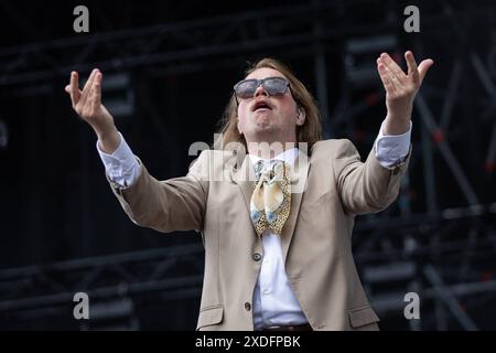 Randale und Freunde - Das Querbeat-Festival, 22.06.2024 Italo-Schlager mit Roy bianco -- Zum dritten mal feiert die Köln/Bonner Brass-Party-Band Querbeat AM 22.6.2024 in der Rheinaue a Bonn ihr eigenes Festival. MIT dabei sind in diesem Jahr Dilla, Sirene di Lesbo, Ennio, Roy bianco & Die Abbrunzati Boys, Milky Chance und Querbeat. Moderiert wird die Veranstaltung von Jeannine Michaelsen. // Randale und Freunde, Rheinaue Bonn, 22.6.2024 Bonn Rheinaue Nordrhein-Westfalen Deutschland *** Randale und Freunde The Querbeat Festival, 22 06 2024 Italo Schlager con Roy bianco per la terza volta, th Foto Stock