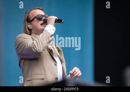 Randale und Freunde - Das Querbeat-Festival, 22.06.2024 italo-Schlager mit Roy bianco -- Zum dritten mal feiert die Köln/Bonner Brass-Party-Band Querbeat AM 22.6.2024 in der Rheinaue a Bonn ihr eigenes Festival. MIT dabei sind in diesem Jahr Dilla, Sirene di Lesbo, Ennio, Roy bianco & Die Abbrunzati Boys, Milky Chance und Querbeat. Moderiert wird die Veranstaltung von Jeannine Michaelsen. // Randale und Freunde, Rheinaue Bonn, 22.6.2024 Bonn Rheinaue Nordrhein-Westfalen Deutschland *** Randale und Freunde The Querbeat Festival, 22 06 2024 italo Schlager con Roy bianco per la terza volta, th Foto Stock