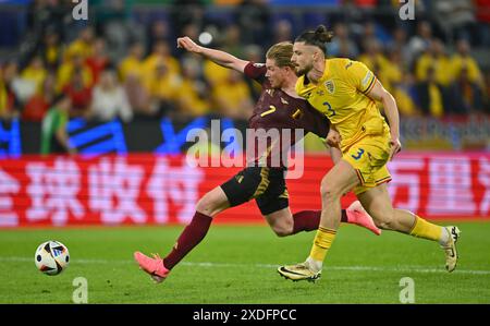 Colonia, Germania. 22 giugno 2024. Calcio: Campionato europeo, Belgio - Romania, UEFA Euro 2024, turno preliminare, gruppo e, il giorno 2, Köln Stadion, il belga Kevin De Bruyne segna insieme al rumeno Radu Dragusin per 2-0. Credito: Marius Becker/dpa/Alamy Live News Foto Stock