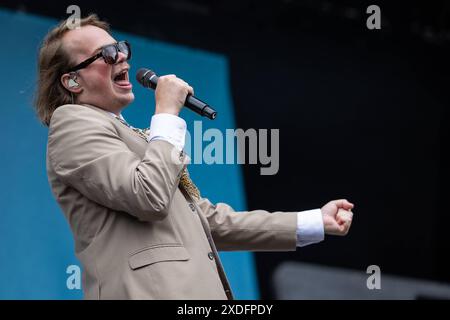 Randale und Freunde - Das Querbeat-Festival, 22.06.2024 Italo-Schlager mit Roy bianco -- Zum dritten mal feiert die Köln/Bonner Brass-Party-Band Querbeat AM 22.6.2024 in der Rheinaue a Bonn ihr eigenes Festival. MIT dabei sind in diesem Jahr Dilla, Sirene di Lesbo, Ennio, Roy bianco & Die Abbrunzati Boys, Milky Chance und Querbeat. Moderiert wird die Veranstaltung von Jeannine Michaelsen. // Randale und Freunde, Rheinaue Bonn, 22.6.2024 Bonn Rheinaue Nordrhein-Westfalen Deutschland *** Randale und Freunde The Querbeat Festival, 22 06 2024 Italo Schlager con Roy bianco per la terza volta, th Foto Stock