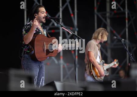 Randale und Freunde - Das Querbeat-Festival, 22.06.2024 Milky Chance Sänger Clemens Rehbein -- Zum dritten mal feiert die Köln/Bonner Brass-Party-Band Querbeat AM 22.6.2024 in der Rheinaue a Bonn ihr eigenes Festival. MIT dabei sind in diesem Jahr Dilla, Sirene di Lesbo, Ennio, Roy bianco & Die Abbrunzati Boys, Milky Chance und Querbeat. Moderiert wird die Veranstaltung von Jeannine Michaelsen. // Randale und Freunde, Rheinaue Bonn, 22.6.2024 Bonn Rheinaue Nordrhein-Westfalen Deutschland *** Randale und Freunde The Querbeat Festival, 22 06 2024 il cantante di Milky Chance Clemens Rehbein per il thi Foto Stock