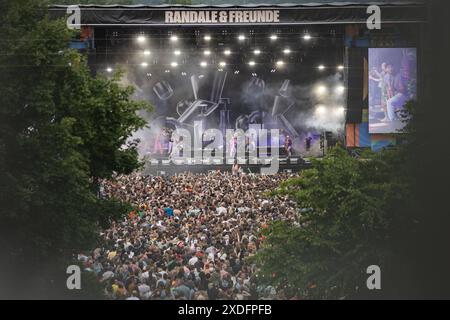 Randale und Freunde - Das Querbeat-Festival, 22.06.2024 Mehr als 20,000 Besucher sind in Die Bonner Rheinaue gekommen -- Zum dritten mal feiert die Köln/Bonner Brass-Party-Band Querbeat AM 22.6.2024 in der Rheinaue in Bonn ihr eigenes Festival. MIT dabei sind in diesem Jahr Dilla, Sirene di Lesbo, Ennio, Roy bianco & Die Abbrunzati Boys, Milky Chance und Querbeat. Moderiert wird die Veranstaltung von Jeannine Michaelsen. // Randale und Freunde, Rheinaue Bonn, 22.6.2024 Bonn Rheinaue Nordrhein-Westfalen Deutschland *** Randale und Freunde The Querbeat Festival, 22 06 2024 più di 20.000 visi Foto Stock