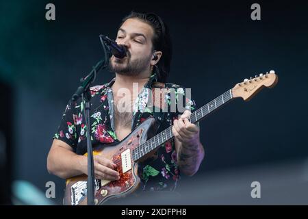 Randale und Freunde - Das Querbeat-Festival, 22.06.2024 Milky Chance Sänger Clemens Rehbein -- Zum dritten mal feiert die Köln/Bonner Brass-Party-Band Querbeat AM 22.6.2024 in der Rheinaue a Bonn ihr eigenes Festival. MIT dabei sind in diesem Jahr Dilla, Sirene di Lesbo, Ennio, Roy bianco & Die Abbrunzati Boys, Milky Chance und Querbeat. Moderiert wird die Veranstaltung von Jeannine Michaelsen. // Randale und Freunde, Rheinaue Bonn, 22.6.2024 Bonn Rheinaue Nordrhein-Westfalen Deutschland *** Randale und Freunde The Querbeat Festival, 22 06 2024 il cantante di Milky Chance Clemens Rehbein per il thi Foto Stock