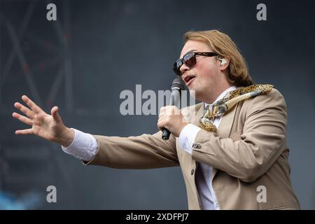 Randale und Freunde - Das Querbeat-Festival, 22.06.2024 Italo-Schlager mit Roy bianco -- Zum dritten mal feiert die Köln/Bonner Brass-Party-Band Querbeat AM 22.6.2024 in der Rheinaue a Bonn ihr eigenes Festival. MIT dabei sind in diesem Jahr Dilla, Sirene di Lesbo, Ennio, Roy bianco & Die Abbrunzati Boys, Milky Chance und Querbeat. Moderiert wird die Veranstaltung von Jeannine Michaelsen. // Randale und Freunde, Rheinaue Bonn, 22.6.2024 Bonn Rheinaue Nordrhein-Westfalen Deutschland *** Randale und Freunde The Querbeat Festival, 22 06 2024 Italo Schlager con Roy bianco per la terza volta, th Foto Stock