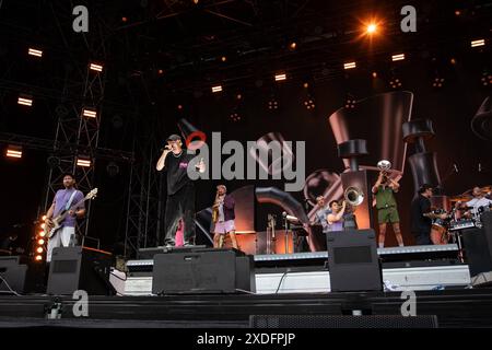 Randale und Freunde - Das Querbeat-Festival, 22.06.2024 Aufritt der Brass-Pop-Band Querbeat -- Zum dritten mal feiert die Köln/Bonner Brass-Party-Band Querbeat AM 22.6.2024 in der Rheinaue a Bonn ihr eigenes Festival. MIT dabei sind in diesem Jahr Dilla, Sirene di Lesbo, Ennio, Roy bianco & Die Abbrunzati Boys, Milky Chance und Querbeat. Moderiert wird die Veranstaltung von Jeannine Michaelsen. // Randale und Freunde, Rheinaue Bonn, 22.6.2024 Bonn Rheinaue Nordrhein-Westfalen Deutschland *** Randale und Freunde The Querbeat Festival, 22 06 2024 esibizione della band pop Querbeat for Foto Stock