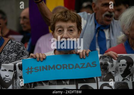 Madrid, Spagna. 22 giugno 2024. Concentrazione di fronte al Congresso dei deputati per continuare a chiedere la fine definitiva della legge Gag o legge organica per la protezione della sicurezza dei cittadini e si riferisce a una legge in cui alcune libertà, come espressione, informazione o dimostrazione, sono considerate “illegali”. Crediti: D. Canales Carvajal/Alamy Live News Foto Stock