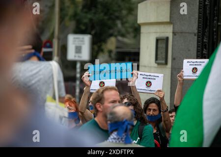 Madrid, Spagna. 22 giugno 2024. Concentrazione di fronte al Congresso dei deputati per continuare a chiedere la fine definitiva della legge Gag o legge organica per la protezione della sicurezza dei cittadini e si riferisce a una legge in cui alcune libertà, come espressione, informazione o dimostrazione, sono considerate “illegali”. Crediti: D. Canales Carvajal/Alamy Live News Foto Stock