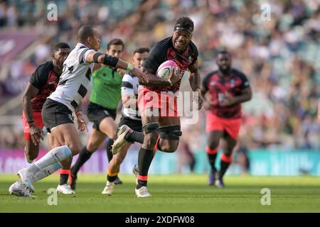 Twickenham, Londra, Regno Unito. 22 giugno 2024. Elia Canakaivata delle Figi si fa avanti durante la partita di Killick Cup tra Barbarians e Figi al Twickenham Stadium di Twickenham, Regno Unito, il 22 giugno 2024. Foto di Phil Hutchinson. Solo per uso editoriale, licenza richiesta per uso commerciale. Non utilizzare in scommesse, giochi o pubblicazioni di singoli club/campionato/giocatori. Crediti: UK Sports Pics Ltd/Alamy Live News Foto Stock