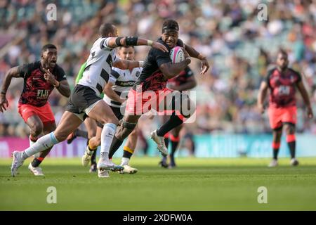 Twickenham, Londra, Regno Unito. 22 giugno 2024. Elia Canakaivata delle Figi si fa avanti durante la partita di Killick Cup tra Barbarians e Figi al Twickenham Stadium di Twickenham, Regno Unito, il 22 giugno 2024. Foto di Phil Hutchinson. Solo per uso editoriale, licenza richiesta per uso commerciale. Non utilizzare in scommesse, giochi o pubblicazioni di singoli club/campionato/giocatori. Crediti: UK Sports Pics Ltd/Alamy Live News Foto Stock