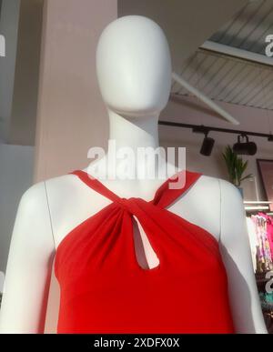 Un manichino senza volto, in un bellissimo abito da sera da donna. Foto Stock