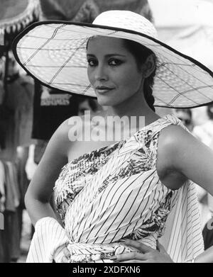 Publicity Portrait of BARBARA CARRERA as Fatima Blush in NEVER SAY NEVER AGAIN 1983 regista IRVIN KERSHNER produttore esecutivo KEVIN McCLORY UK/ USA / WEST GERMANY Talia Film II Productions / Woodcote / Producers Sales Organisation (PSO) / Warner Bros Foto Stock