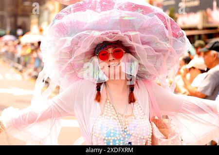 Brooklyn, Stati Uniti. 22 giugno 2024. Le persone si vestono con costumi e marciano nella Mermaid Parade su Surf Avenue a Coney Island, N.Y., il 22 giugno 2024. Fondato nel 1983, questo evento rende omaggio al Forgotten Mardi Gras di Coney Island, una tradizione che durò dal 1903 al 1954. I partecipanti indossano creature marine e abiti a tema nautico, creando un'esperienza meravigliosa e unica. (Foto di Gordon Donovan) credito: NurPhoto SRL/Alamy Live News Foto Stock