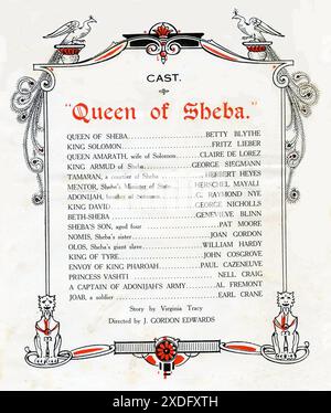 Una pagina del libro di stampa britannico originale per The Lost Silent Film LA REGINA DI SHEBA 1921 con BETTY BLYTHE nel ruolo del regista J. GORDON EDWARDS Story VIRGINIA TRACY Betty Blythe's Costumes disegnato da MARGARET WHISTLER produttore WILLIAM Fox Film Corporation Foto Stock