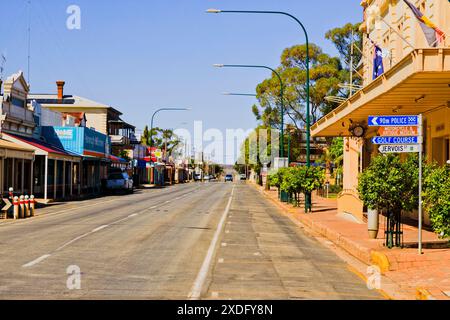 Peterborough, Australia - 3 marzo 2024: Lungo la strada principale della remota città dell'Outback, nell'Australia meridionale. Foto Stock