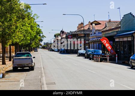 Peterborouth, Austraila - 3 marzo 2024: Parco e via dello shopping nella remota città di Peterborough, nell'Australia meridionale. Foto Stock