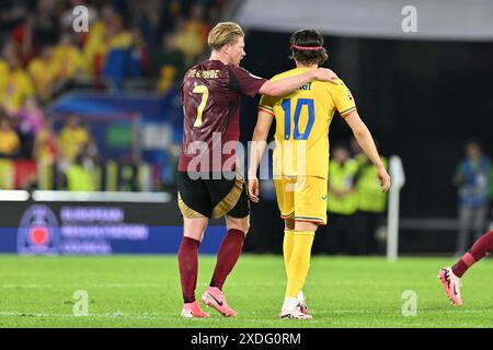 Colonia, Germania. 22 giugno 2024. Kevin De Bruyne (7) del Belgio e Ianis Hagi (10) della Romania, nella foto dopo una partita di calcio tra le squadre nazionali del Belgio, denominata Red Devils e Romania nella seconda giornata del gruppo e nella fase a gironi del torneo UEFA Euro 2024, sabato 22 giugno 2024 a Colonia, Germania. Crediti: Sportpix/Alamy Live News Foto Stock