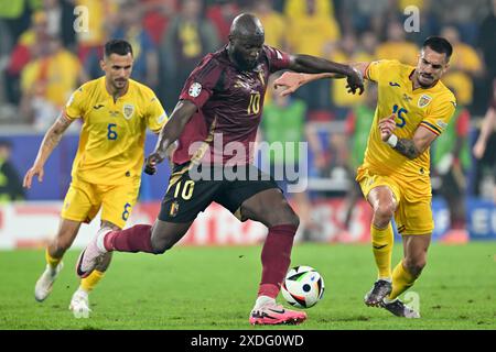 Colonia, Germania. 22 giugno 2024. Romelu Lukaku (10) del Belgio nella foto di un duello con Andrei Burca (15) della Romania durante una partita di calcio tra le squadre nazionali del Belgio, denominata Red Devils e Romania nella seconda giornata del gruppo e nella fase a gironi del torneo UEFA Euro 2024, sabato 22 giugno 2024 a Colonia, Germania. Crediti: Sportpix/Alamy Live News Foto Stock