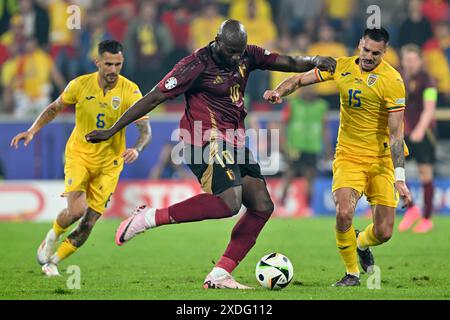 Colonia, Germania. 22 giugno 2024. Romelu Lukaku (10) del Belgio nella foto di un duello con Andrei Burca (15) della Romania durante una partita di calcio tra le squadre nazionali del Belgio, denominata Red Devils e Romania nella seconda giornata del gruppo e nella fase a gironi del torneo UEFA Euro 2024, sabato 22 giugno 2024 a Colonia, Germania. Crediti: Sportpix/Alamy Live News Foto Stock
