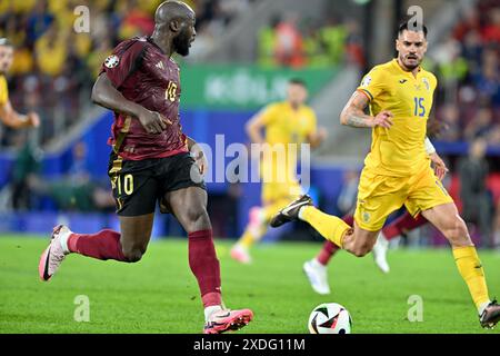 Colonia, Germania. 22 giugno 2024. Romelu Lukaku (10) del Belgio e Andrei Burca (15) della Romania nella foto in azione durante una partita di calcio tra le squadre nazionali del Belgio, denominata Red Devils e Romania nella seconda giornata del gruppo e nella fase a gironi del torneo UEFA Euro 2024, sabato 22 giugno 2024 a Colonia, Germania. Crediti: Sportpix/Alamy Live News Foto Stock