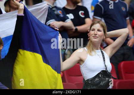 Tifoso dell'Ucraina prima della partita di calcio a gironi Euro 2024 della fase e tra Slovacchia e Ucraina al Dusseldorf Arena Stadium di Dusseldorf (Germania), 21 giugno 2024. Foto Stock