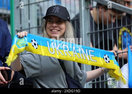 Tifoso dell'Ucraina prima della partita di calcio a gironi Euro 2024 della fase e tra Slovacchia e Ucraina al Dusseldorf Arena Stadium di Dusseldorf (Germania), 21 giugno 2024. Foto Stock