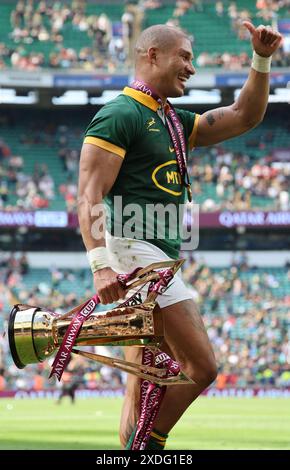 Londra, Regno Unito. 22 giugno 2024. LONDRA, REGNO UNITO, 22 GIUGNO: Edwill van der Merwe del Sudafrica con Trofeo dopo la partita della Qatar Airways Cup tra il Sudafrica e il Galles allo stadio Twickenham di Londra il 22 giugno 2024 Credit: Action foto Sport/Alamy Live News Foto Stock