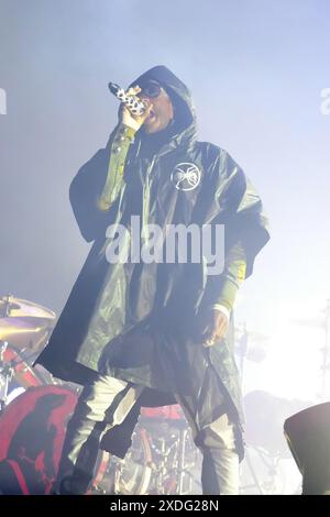 Newport, Isle of Wight Regno Unito 21 giugno 2024 il musicista e cantante inglese Keith Andrew Palmer meglio conosciuto con il nome d'arte Maxim Reality si esibisce dal vivo sul palco con la band di musica elettronica The Prodigy al festival Isle of Wight 21 giugno 2024 Foto Stock