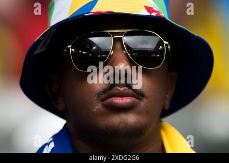 Dusseldorf, Germania. 21 giugno 2024. Un tifoso che indossa gli occhiali da sole guarda prima della partita di calcio a gironi di UEFA EURO 2024 tra Slovacchia e Ucraina. Crediti: Nicolò campo/Alamy Live News Foto Stock